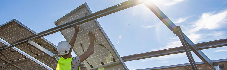 Installation von Photovoltaik Panelen